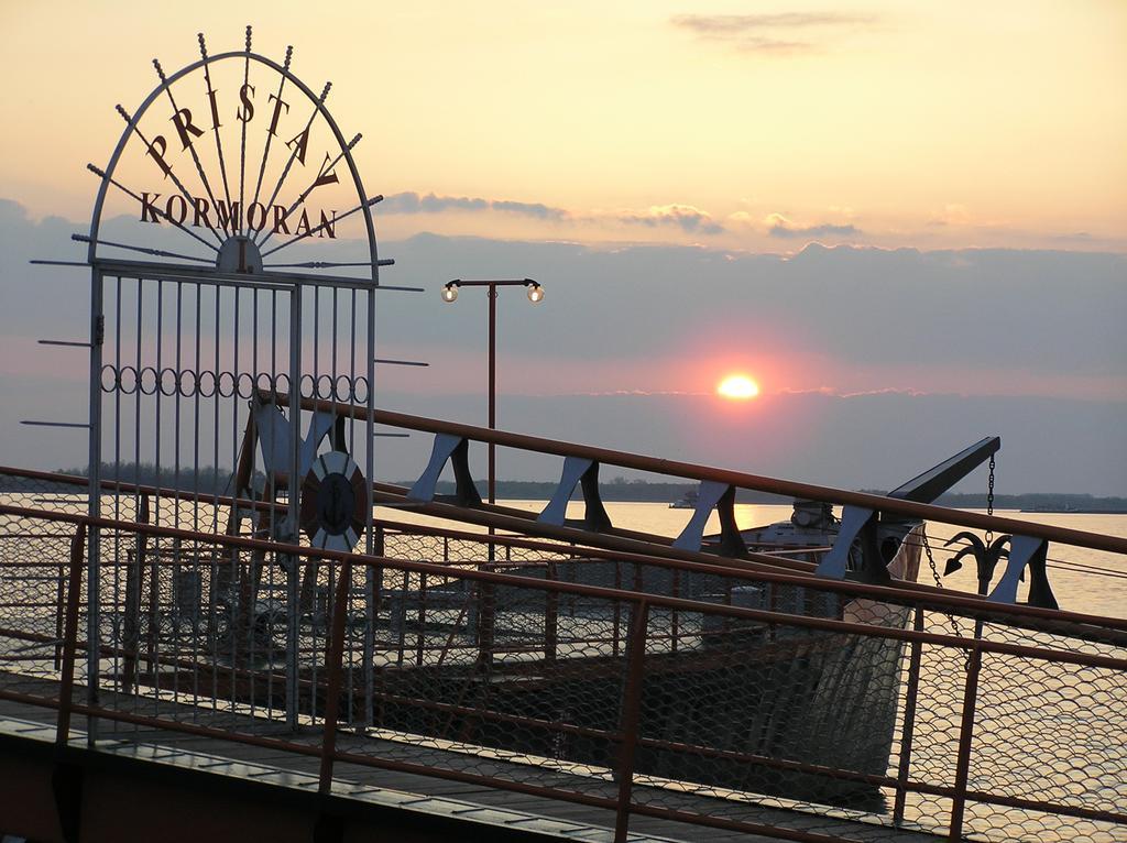 Hotel Kormoran Šamorín エクステリア 写真