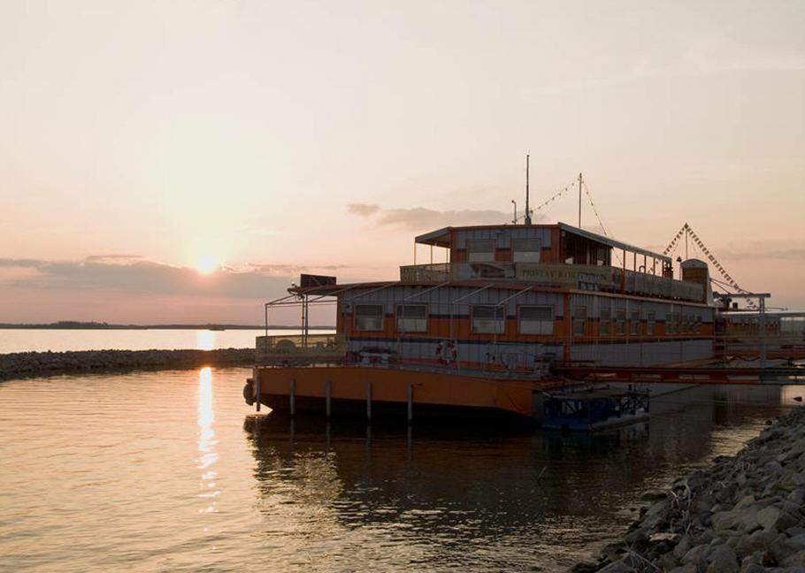 Hotel Kormoran Šamorín エクステリア 写真